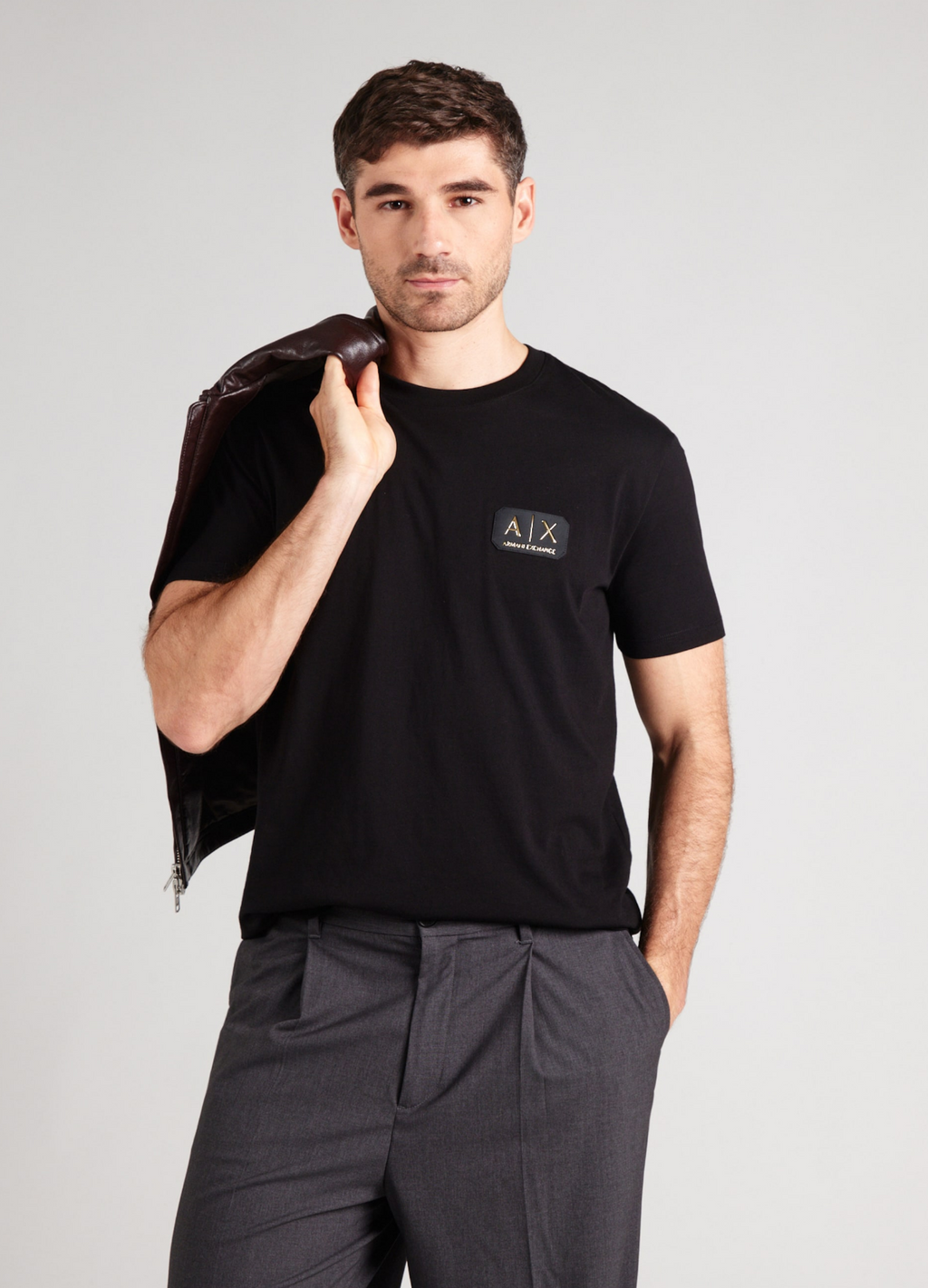 T-Shirt Com Logotipo Em Dourado