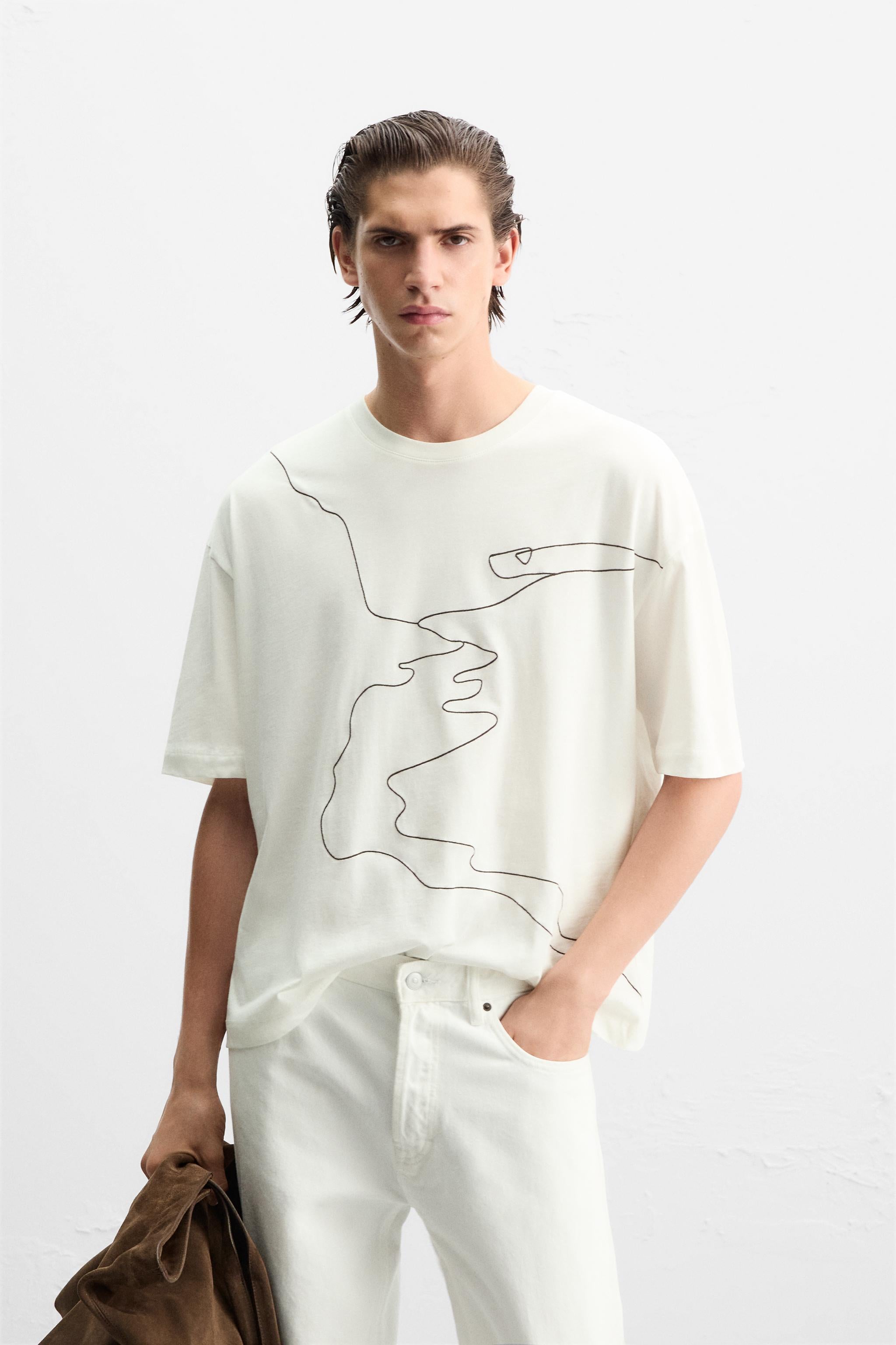 T-Shirt Bordado Contraste